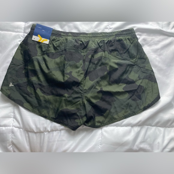 Old Navy Active camo shorts - Picture 2 of 4